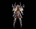 J´AKULL IRONBONES MYTHIC LEGIONS HORROR OF EINSAMALL. Aunque técnicamente no reside en Einsamall, el orco de la tundra llamado J'akull Huesos de Hierro es muy conocido en esa remota comunidad. Un cazador curtido que reside en los picos helados de las Tierras del Norte, J'akull Huesos de Hierro va y viene a su antojo, y la mayoría lo evita por temor a despertar su temperamento impredecible. Mientras un horror desconocido acecha las gélidas tierras de Einsamall, las sospechas recaen sobre J'akull Huesos de Hierro. Refugiado en su guarida oculta, reúne sus armas y se prepara para lidiar con las acusaciones de sus vecinos de una vez por todas.