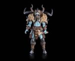 J´AKULL IRONBONES MYTHIC LEGIONS HORROR OF EINSAMALL. Aunque técnicamente no reside en Einsamall, el orco de la tundra llamado J'akull Huesos de Hierro es muy conocido en esa remota comunidad. Un cazador curtido que reside en los picos helados de las Tierras del Norte, J'akull Huesos de Hierro va y viene a su antojo, y la mayoría lo evita por temor a despertar su temperamento impredecible. Mientras un horror desconocido acecha las gélidas tierras de Einsamall, las sospechas recaen sobre J'akull Huesos de Hierro. Refugiado en su guarida oculta, reúne sus armas y se prepara para lidiar con las acusaciones de sus vecinos de una vez por todas.