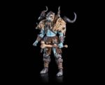 J´AKULL IRONBONES MYTHIC LEGIONS HORROR OF EINSAMALL. Aunque técnicamente no reside en Einsamall, el orco de la tundra llamado J'akull Huesos de Hierro es muy conocido en esa remota comunidad. Un cazador curtido que reside en los picos helados de las Tierras del Norte, J'akull Huesos de Hierro va y viene a su antojo, y la mayoría lo evita por temor a despertar su temperamento impredecible. Mientras un horror desconocido acecha las gélidas tierras de Einsamall, las sospechas recaen sobre J'akull Huesos de Hierro. Refugiado en su guarida oculta, reúne sus armas y se prepara para lidiar con las acusaciones de sus vecinos de una vez por todas.