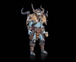 J´AKULL IRONBONES MYTHIC LEGIONS HORROR OF EINSAMALL. Aunque técnicamente no reside en Einsamall, el orco de la tundra llamado J'akull Huesos de Hierro es muy conocido en esa remota comunidad. Un cazador curtido que reside en los picos helados de las Tierras del Norte, J'akull Huesos de Hierro va y viene a su antojo, y la mayoría lo evita por temor a despertar su temperamento impredecible. Mientras un horror desconocido acecha las gélidas tierras de Einsamall, las sospechas recaen sobre J'akull Huesos de Hierro. Refugiado en su guarida oculta, reúne sus armas y se prepara para lidiar con las acusaciones de sus vecinos de una vez por todas.
