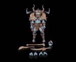 J´AKULL IRONBONES MYTHIC LEGIONS HORROR OF EINSAMALL. Aunque técnicamente no reside en Einsamall, el orco de la tundra llamado J'akull Huesos de Hierro es muy conocido en esa remota comunidad. Un cazador curtido que reside en los picos helados de las Tierras del Norte, J'akull Huesos de Hierro va y viene a su antojo, y la mayoría lo evita por temor a despertar su temperamento impredecible. Mientras un horror desconocido acecha las gélidas tierras de Einsamall, las sospechas recaen sobre J'akull Huesos de Hierro. Refugiado en su guarida oculta, reúne sus armas y se prepara para lidiar con las acusaciones de sus vecinos de una vez por todas.