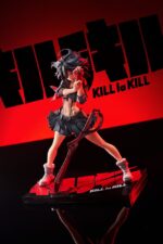 RYUKO MATOI: TRANSFORMATION KILL LA KILL 1/7. Good Smile Arts Shanghai presenta esta figura de Ryuko Matoi con su uniforme Sailor Senketsu, muestra a la protagonista del anime "Kill la Kill" en el momento de su transformación. La figura mide aproximadamente 23 cm a escala 1/7 y captura el instante de forma dinámica gracias al esculpido de su ropa y pelo. Incluye base expositora con el logotipo del anime y el aspecto de estar rota por la espada tijera.