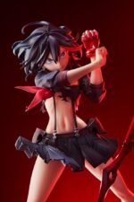 RYUKO MATOI: TRANSFORMATION KILL LA KILL 1/7. Good Smile Arts Shanghai presenta esta figura de Ryuko Matoi con su uniforme Sailor Senketsu, muestra a la protagonista del anime "Kill la Kill" en el momento de su transformación. La figura mide aproximadamente 23 cm a escala 1/7 y captura el instante de forma dinámica gracias al esculpido de su ropa y pelo. Incluye base expositora con el logotipo del anime y el aspecto de estar rota por la espada tijera.