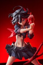 RYUKO MATOI: TRANSFORMATION KILL LA KILL 1/7. Good Smile Arts Shanghai presenta esta figura de Ryuko Matoi con su uniforme Sailor Senketsu, muestra a la protagonista del anime "Kill la Kill" en el momento de su transformación. La figura mide aproximadamente 23 cm a escala 1/7 y captura el instante de forma dinámica gracias al esculpido de su ropa y pelo. Incluye base expositora con el logotipo del anime y el aspecto de estar rota por la espada tijera.