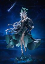 SHIROKO SUNAOOKAMI TERROR BLUE ARCHIVE 1/7. Good Smile Company presenta la figura de Shiroko Sunaookami Terror, la antagonista del videojuego "Blue Archive". Mide aproximadamente 30 cm de alto a escala 1/7 y presenta al cruel personaje con el vestido y pelo ondeantes que le dan dinamismo. El halo y su rifle de asalto Black Fang 465 han sido fielmente reproducidos. Cuenta con una base que imita a una formación cristalina que le da estabilidad.