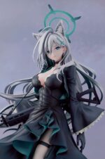SHIROKO SUNAOOKAMI TERROR BLUE ARCHIVE 1/7. Good Smile Company presenta la figura de Shiroko Sunaookami Terror, la antagonista del videojuego "Blue Archive". Mide aproximadamente 30 cm de alto a escala 1/7 y presenta al cruel personaje con el vestido y pelo ondeantes que le dan dinamismo. El halo y su rifle de asalto Black Fang 465 han sido fielmente reproducidos. Cuenta con una base que imita a una formación cristalina que le da estabilidad.