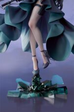 SHIROKO SUNAOOKAMI TERROR BLUE ARCHIVE 1/7. Good Smile Company presenta la figura de Shiroko Sunaookami Terror, la antagonista del videojuego "Blue Archive". Mide aproximadamente 30 cm de alto a escala 1/7 y presenta al cruel personaje con el vestido y pelo ondeantes que le dan dinamismo. El halo y su rifle de asalto Black Fang 465 han sido fielmente reproducidos. Cuenta con una base que imita a una formación cristalina que le da estabilidad.