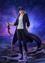 SUNG JINWOO SOLO LEVELING POP UP PARADE L. Good Smile Company incorpora a su línea Pop Up Parade L la figura de Sung Jinwoo, protagonista del anime "Solo Leveling". Muestra al personaje con su daga y con el cabello y chaqueta ondeando, lo que le aporta dinamismo. Esta figura estática de aproximadamente 24 cm combina una presencia impactante con la accesibilidad de la colección e incluye base circular transparente para exposición.