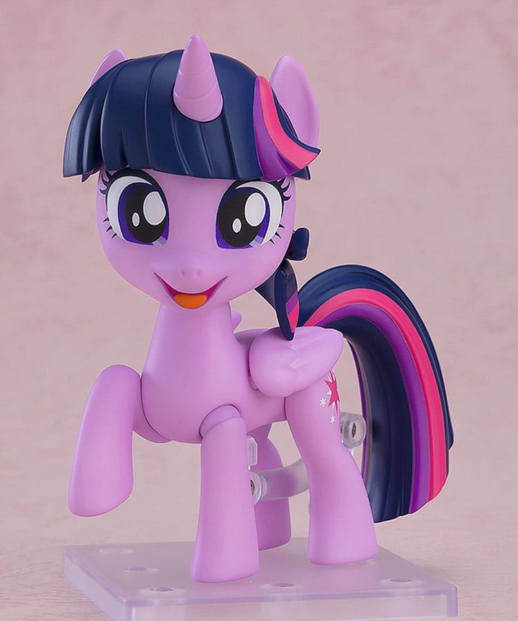 Twilight sparkle my little pony nendoroid. Good smile presenta dentro de su línea nendoroid la figura articulada de twilight sparkle, inspirado en la serie "my little pony" ("mi pequeño poni" en españa). Fabricada en plástico pintado, mide aproximadamente 10 cm de altura e incluye base con soporte transparente para su exposición. Viene con 3x placas faciales (sonriente, guiñando un ojo y con expresión desquiciada), 1x par de alas, 1x libro y otros accesorios para recrear diferentes poses.