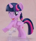 TWILIGHT SPARKLE MY LITTLE PONY NENDOROID. Good Smile presenta dentro de su línea Nendoroid la figura articulada de Twilight Sparkle, inspirado en la serie "My Little Pony" ("Mi pequeño poni" en España). Fabricada en plástico pintado, mide aproximadamente 10 cm de altura e incluye base con soporte transparente para su exposición. Viene con 3x placas faciales (sonriente, guiñando un ojo y con expresión desquiciada), 1x par de alas, 1x libro y otros accesorios para recrear diferentes poses.
