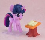 TWILIGHT SPARKLE MY LITTLE PONY NENDOROID. Good Smile presenta dentro de su línea Nendoroid la figura articulada de Twilight Sparkle, inspirado en la serie "My Little Pony" ("Mi pequeño poni" en España). Fabricada en plástico pintado, mide aproximadamente 10 cm de altura e incluye base con soporte transparente para su exposición. Viene con 3x placas faciales (sonriente, guiñando un ojo y con expresión desquiciada), 1x par de alas, 1x libro y otros accesorios para recrear diferentes poses.