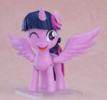 TWILIGHT SPARKLE MY LITTLE PONY NENDOROID. Good Smile presenta dentro de su línea Nendoroid la figura articulada de Twilight Sparkle, inspirado en la serie "My Little Pony" ("Mi pequeño poni" en España). Fabricada en plástico pintado, mide aproximadamente 10 cm de altura e incluye base con soporte transparente para su exposición. Viene con 3x placas faciales (sonriente, guiñando un ojo y con expresión desquiciada), 1x par de alas, 1x libro y otros accesorios para recrear diferentes poses.