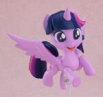 TWILIGHT SPARKLE MY LITTLE PONY NENDOROID. Good Smile presenta dentro de su línea Nendoroid la figura articulada de Twilight Sparkle, inspirado en la serie "My Little Pony" ("Mi pequeño poni" en España). Fabricada en plástico pintado, mide aproximadamente 10 cm de altura e incluye base con soporte transparente para su exposición. Viene con 3x placas faciales (sonriente, guiñando un ojo y con expresión desquiciada), 1x par de alas, 1x libro y otros accesorios para recrear diferentes poses.