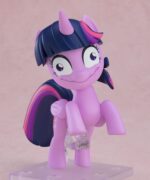 TWILIGHT SPARKLE MY LITTLE PONY NENDOROID. Good Smile presenta dentro de su línea Nendoroid la figura articulada de Twilight Sparkle, inspirado en la serie "My Little Pony" ("Mi pequeño poni" en España). Fabricada en plástico pintado, mide aproximadamente 10 cm de altura e incluye base con soporte transparente para su exposición. Viene con 3x placas faciales (sonriente, guiñando un ojo y con expresión desquiciada), 1x par de alas, 1x libro y otros accesorios para recrear diferentes poses.