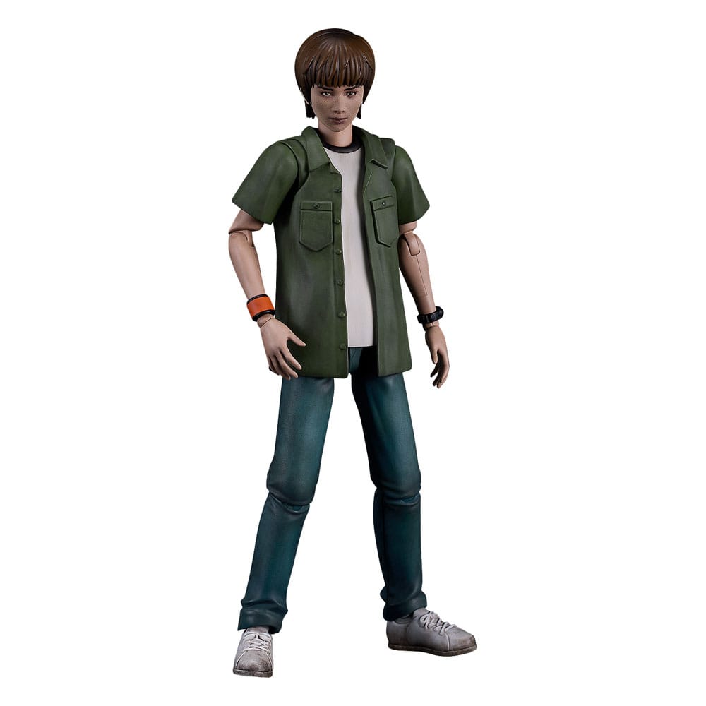 KYOYA SUDA SIREN PLAMATEA. Good Smile incorpora a la línea Plamatea el set de montaje de Kyoya Suda, basado en el videojuego de terror "Siren" ("Forbidden Siren" en Europa). Mide aproximadamente 15 cm una vez armado. Incluye varias manos intercambiables, 2x cabezas (expresión estándar y de combate) con impresión UV, 1x espada Homuranagi, 2x estatuas Uryen (De escudo y espada), 1x atizador, 1x linterna y 1x camisa intercambiable. Se puede mostrar con o sin daño de bala en el bolsillo izquierdo. Incluye partes no pintadas y calcas para los ojos, así como piezas separadas por colores para facilitar el montaje. Incluye un soporte circular articulado.