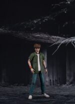 KYOYA SUDA SIREN PLAMATEA. Good Smile incorpora a la línea Plamatea el set de montaje de Kyoya Suda, basado en el videojuego de terror "Siren" ("Forbidden Siren" en Europa). Mide aproximadamente 15 cm una vez armado. Incluye varias manos intercambiables, 2x cabezas (expresión estándar y de combate) con impresión UV, 1x espada Homuranagi, 2x estatuas Uryen (De escudo y espada), 1x atizador, 1x linterna y 1x camisa intercambiable. Se puede mostrar con o sin daño de bala en el bolsillo izquierdo. Incluye partes no pintadas y calcas para los ojos, así como piezas separadas por colores para facilitar el montaje. Incluye un soporte circular articulado.