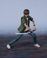 KYOYA SUDA SIREN PLAMATEA. Good Smile incorpora a la línea Plamatea el set de montaje de Kyoya Suda, basado en el videojuego de terror "Siren" ("Forbidden Siren" en Europa). Mide aproximadamente 15 cm una vez armado. Incluye varias manos intercambiables, 2x cabezas (expresión estándar y de combate) con impresión UV, 1x espada Homuranagi, 2x estatuas Uryen (De escudo y espada), 1x atizador, 1x linterna y 1x camisa intercambiable. Se puede mostrar con o sin daño de bala en el bolsillo izquierdo. Incluye partes no pintadas y calcas para los ojos, así como piezas separadas por colores para facilitar el montaje. Incluye un soporte circular articulado.
