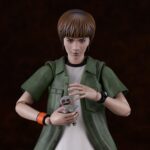 KYOYA SUDA SIREN PLAMATEA. Good Smile incorpora a la línea Plamatea el set de montaje de Kyoya Suda, basado en el videojuego de terror "Siren" ("Forbidden Siren" en Europa). Mide aproximadamente 15 cm una vez armado. Incluye varias manos intercambiables, 2x cabezas (expresión estándar y de combate) con impresión UV, 1x espada Homuranagi, 2x estatuas Uryen (De escudo y espada), 1x atizador, 1x linterna y 1x camisa intercambiable. Se puede mostrar con o sin daño de bala en el bolsillo izquierdo. Incluye partes no pintadas y calcas para los ojos, así como piezas separadas por colores para facilitar el montaje. Incluye un soporte circular articulado.