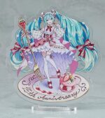 HATSUNE MIKU 15TH ANNIVERSARY NENDOROID. Good Smile suma a su catálogo Nendoroid la figura articulada de la cantante virtual de Vocaloid "Hatsune Miku" basada en la ilustración de En Morikura para conmemorar el 15º aniversario de personaje donde lleva un atuendo basado en una tarta de fresa. Cuenta con 3x placas faciales (estándar, sonriente y satisfecha), 1x tenedor, 1x macaron y 1x base con forma de plato conmemorativo. Mide aproximadamente 10 cm de altura e incluye base con soporte transparente para su exposición.