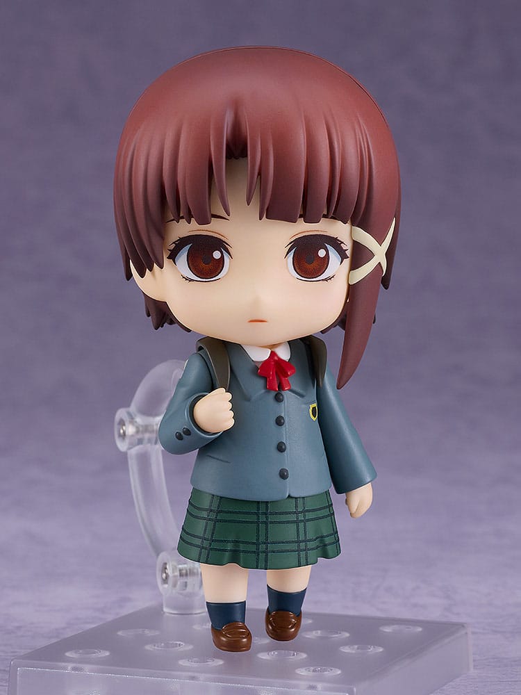 Lain iwakura serial experiments lain nendoroid. Good smile company vuelve a incorporar a la colección nendorod la figura de lain iwakura basada en su aparición en el anime "serial experiments lain". Mide aproximadamente 10 cm y contiene 3x placas faciales (neutra, mirando de reojo y sonriente), 1x navi, 1x mochila, 1x fondo de su habitación, 1x lámina semitransparente para efecto ruido y otras partes intercambiables para poses. Incluye base transparente y soporte articulado para su exposición.