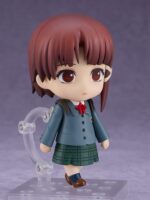 LAIN IWAKURA SERIAL EXPERIMENTS LAIN NENDOROID. Good Smile Company vuelve a incorporar a la colección Nendorod la figura de Lain Iwakura basada en su aparición en el anime "Serial Experiments Lain". Mide aproximadamente 10 cm y contiene 3x placas faciales (neutra, mirando de reojo y sonriente), 1x NAVI, 1x mochila, 1x fondo de su habitación, 1x lámina semitransparente para efecto ruido y otras partes intercambiables para poses. Incluye base transparente y soporte articulado para su exposición.