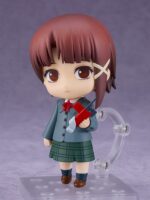LAIN IWAKURA SERIAL EXPERIMENTS LAIN NENDOROID. Good Smile Company vuelve a incorporar a la colección Nendorod la figura de Lain Iwakura basada en su aparición en el anime "Serial Experiments Lain". Mide aproximadamente 10 cm y contiene 3x placas faciales (neutra, mirando de reojo y sonriente), 1x NAVI, 1x mochila, 1x fondo de su habitación, 1x lámina semitransparente para efecto ruido y otras partes intercambiables para poses. Incluye base transparente y soporte articulado para su exposición.