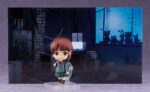 LAIN IWAKURA SERIAL EXPERIMENTS LAIN NENDOROID. Good Smile Company vuelve a incorporar a la colección Nendorod la figura de Lain Iwakura basada en su aparición en el anime "Serial Experiments Lain". Mide aproximadamente 10 cm y contiene 3x placas faciales (neutra, mirando de reojo y sonriente), 1x NAVI, 1x mochila, 1x fondo de su habitación, 1x lámina semitransparente para efecto ruido y otras partes intercambiables para poses. Incluye base transparente y soporte articulado para su exposición.