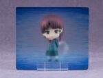 LAIN IWAKURA SERIAL EXPERIMENTS LAIN NENDOROID. Good Smile Company vuelve a incorporar a la colección Nendorod la figura de Lain Iwakura basada en su aparición en el anime "Serial Experiments Lain". Mide aproximadamente 10 cm y contiene 3x placas faciales (neutra, mirando de reojo y sonriente), 1x NAVI, 1x mochila, 1x fondo de su habitación, 1x lámina semitransparente para efecto ruido y otras partes intercambiables para poses. Incluye base transparente y soporte articulado para su exposición.