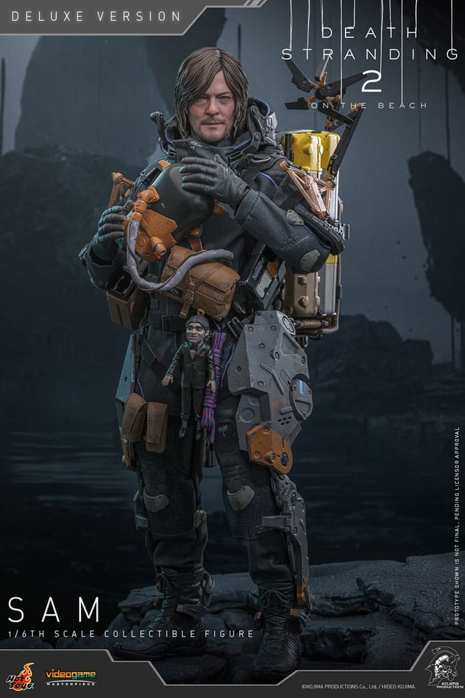 Sam (deluxe version) death stranding 2: on the beach videogame masterpiece hot toys 1/6.  en death stranding 2: on the beach, sam porter bridges atraviesa la australia postapocalíptica, reconstruyendo la red quiral y reconectando comunidades en medio de nuevas y duras amenazas. Hot toys presenta con orgullo la figura coleccionable de sam a escala 1/6 (versión deluxe): una versión mejorada con numerosos accesorios y opciones de exhibición mejoradas. Al igual que la versión normal, esta figura de acción incluye una cabeza esculpida con ojos giratorios y cabello castaño oscuro cuidadosamente elaborado, un traje de puente levadizo con efecto reflectante luminiscente uv, un arnés utilitario de cuerpo entero, un esqueleto de batalla desmontable, armadura de espalda con escáner odradek y botas de transporte, todo ello con un realismo desgastado. La versión deluxe incluye un bumerán de sangre extra abierto, en homenaje al uso de la sangre de sam en el juego. Incluye dos pizzas de goma, que hacen referencia a las técnicas favoritas de los fans de pizza-do. Además de las cargas medianas y grandes predeterminadas, también incluye un contenedor de carga extra dañado para más opciones de exhibición. La base de la figura del diorama apas 4000 con iluminación led completa el conjunto, permitiendo a los coleccionistas realzar su exhibición y recrear el enfrentamiento de death stranding 2.