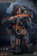 SAM (DELUXE VERSION) DEATH STRANDING 2: ON THE BEACH VIDEOGAME MASTERPIECE HOT TOYS 1/6. En Death Stranding 2: On the Beach, Sam Porter Bridges atraviesa la Australia postapocalíptica, reconstruyendo la Red Quiral y reconectando comunidades en medio de nuevas y duras amenazas. Hot Toys presenta con orgullo la figura coleccionable de Sam a escala 1/6 (versión Deluxe): una versión mejorada con numerosos accesorios y opciones de exhibición mejoradas. Al igual que la versión normal, esta figura de acción incluye una cabeza esculpida con ojos giratorios y cabello castaño oscuro cuidadosamente elaborado, un traje de puente levadizo con efecto reflectante luminiscente UV, un arnés utilitario de cuerpo entero, un esqueleto de batalla desmontable, armadura de espalda con escáner Odradek y botas de transporte, todo ello con un realismo desgastado. La versión Deluxe incluye un Bumerán de Sangre extra abierto, en homenaje al uso de la sangre de Sam en el juego. Incluye dos Pizzas de Goma, que hacen referencia a las técnicas favoritas de los fans de Pizza-Do. Además de las cargas medianas y grandes predeterminadas, también incluye un contenedor de carga extra dañado para más opciones de exhibición. La base de la figura del diorama APAS 4000 con iluminación LED completa el conjunto, permitiendo a los coleccionistas realzar su exhibición y recrear el enfrentamiento de Death Stranding 2.