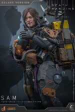 SAM (DELUXE VERSION) DEATH STRANDING 2: ON THE BEACH VIDEOGAME MASTERPIECE HOT TOYS 1/6. En Death Stranding 2: On the Beach, Sam Porter Bridges atraviesa la Australia postapocalíptica, reconstruyendo la Red Quiral y reconectando comunidades en medio de nuevas y duras amenazas. Hot Toys presenta con orgullo la figura coleccionable de Sam a escala 1/6 (versión Deluxe): una versión mejorada con numerosos accesorios y opciones de exhibición mejoradas. Al igual que la versión normal, esta figura de acción incluye una cabeza esculpida con ojos giratorios y cabello castaño oscuro cuidadosamente elaborado, un traje de puente levadizo con efecto reflectante luminiscente UV, un arnés utilitario de cuerpo entero, un esqueleto de batalla desmontable, armadura de espalda con escáner Odradek y botas de transporte, todo ello con un realismo desgastado. La versión Deluxe incluye un Bumerán de Sangre extra abierto, en homenaje al uso de la sangre de Sam en el juego. Incluye dos Pizzas de Goma, que hacen referencia a las técnicas favoritas de los fans de Pizza-Do. Además de las cargas medianas y grandes predeterminadas, también incluye un contenedor de carga extra dañado para más opciones de exhibición. La base de la figura del diorama APAS 4000 con iluminación LED completa el conjunto, permitiendo a los coleccionistas realzar su exhibición y recrear el enfrentamiento de Death Stranding 2.