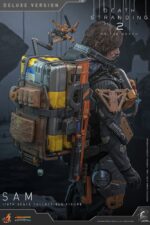 SAM (DELUXE VERSION) DEATH STRANDING 2: ON THE BEACH VIDEOGAME MASTERPIECE HOT TOYS 1/6. En Death Stranding 2: On the Beach, Sam Porter Bridges atraviesa la Australia postapocalíptica, reconstruyendo la Red Quiral y reconectando comunidades en medio de nuevas y duras amenazas. Hot Toys presenta con orgullo la figura coleccionable de Sam a escala 1/6 (versión Deluxe): una versión mejorada con numerosos accesorios y opciones de exhibición mejoradas. Al igual que la versión normal, esta figura de acción incluye una cabeza esculpida con ojos giratorios y cabello castaño oscuro cuidadosamente elaborado, un traje de puente levadizo con efecto reflectante luminiscente UV, un arnés utilitario de cuerpo entero, un esqueleto de batalla desmontable, armadura de espalda con escáner Odradek y botas de transporte, todo ello con un realismo desgastado. La versión Deluxe incluye un Bumerán de Sangre extra abierto, en homenaje al uso de la sangre de Sam en el juego. Incluye dos Pizzas de Goma, que hacen referencia a las técnicas favoritas de los fans de Pizza-Do. Además de las cargas medianas y grandes predeterminadas, también incluye un contenedor de carga extra dañado para más opciones de exhibición. La base de la figura del diorama APAS 4000 con iluminación LED completa el conjunto, permitiendo a los coleccionistas realzar su exhibición y recrear el enfrentamiento de Death Stranding 2.