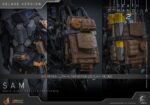 SAM (DELUXE VERSION) DEATH STRANDING 2: ON THE BEACH VIDEOGAME MASTERPIECE HOT TOYS 1/6. En Death Stranding 2: On the Beach, Sam Porter Bridges atraviesa la Australia postapocalíptica, reconstruyendo la Red Quiral y reconectando comunidades en medio de nuevas y duras amenazas. Hot Toys presenta con orgullo la figura coleccionable de Sam a escala 1/6 (versión Deluxe): una versión mejorada con numerosos accesorios y opciones de exhibición mejoradas. Al igual que la versión normal, esta figura de acción incluye una cabeza esculpida con ojos giratorios y cabello castaño oscuro cuidadosamente elaborado, un traje de puente levadizo con efecto reflectante luminiscente UV, un arnés utilitario de cuerpo entero, un esqueleto de batalla desmontable, armadura de espalda con escáner Odradek y botas de transporte, todo ello con un realismo desgastado. La versión Deluxe incluye un Bumerán de Sangre extra abierto, en homenaje al uso de la sangre de Sam en el juego. Incluye dos Pizzas de Goma, que hacen referencia a las técnicas favoritas de los fans de Pizza-Do. Además de las cargas medianas y grandes predeterminadas, también incluye un contenedor de carga extra dañado para más opciones de exhibición. La base de la figura del diorama APAS 4000 con iluminación LED completa el conjunto, permitiendo a los coleccionistas realzar su exhibición y recrear el enfrentamiento de Death Stranding 2.