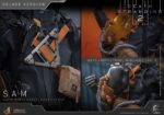SAM (DELUXE VERSION) DEATH STRANDING 2: ON THE BEACH VIDEOGAME MASTERPIECE HOT TOYS 1/6. En Death Stranding 2: On the Beach, Sam Porter Bridges atraviesa la Australia postapocalíptica, reconstruyendo la Red Quiral y reconectando comunidades en medio de nuevas y duras amenazas. Hot Toys presenta con orgullo la figura coleccionable de Sam a escala 1/6 (versión Deluxe): una versión mejorada con numerosos accesorios y opciones de exhibición mejoradas. Al igual que la versión normal, esta figura de acción incluye una cabeza esculpida con ojos giratorios y cabello castaño oscuro cuidadosamente elaborado, un traje de puente levadizo con efecto reflectante luminiscente UV, un arnés utilitario de cuerpo entero, un esqueleto de batalla desmontable, armadura de espalda con escáner Odradek y botas de transporte, todo ello con un realismo desgastado. La versión Deluxe incluye un Bumerán de Sangre extra abierto, en homenaje al uso de la sangre de Sam en el juego. Incluye dos Pizzas de Goma, que hacen referencia a las técnicas favoritas de los fans de Pizza-Do. Además de las cargas medianas y grandes predeterminadas, también incluye un contenedor de carga extra dañado para más opciones de exhibición. La base de la figura del diorama APAS 4000 con iluminación LED completa el conjunto, permitiendo a los coleccionistas realzar su exhibición y recrear el enfrentamiento de Death Stranding 2.