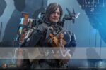 SAM DEATH STRANDING 2: ON THE BEACH VIDEOGAME MASTERPIECE HOT TOYS 1/6. En Death Stranding 2: On the Beach, el protagonista Sam Porter Bridges se embarca en una misión a través de la Australia postapocalíptica, trabajando para reconectar comunidades aisladas a través de la red Chiral en medio de nuevas amenazas ambientales y desafíos de combate. Hot Toys se complace en anunciar la figura coleccionable de Sam a escala 1/6, que captura fielmente la apariencia de Reedus en el juego. La figura de acción presenta una cabeza recién esculpida con ojos giratorios separados y un cabello castaño oscuro finamente detallado. Su traje de puente levadizo incorpora un efecto reflectante luminoso UV, complementado con un arnés utilitario de cuerpo completo, un esqueleto de batalla desmontable, armadura de espalda con escáner Odradek y botas de transporte, todo ello desgastado para un realismo auténtico y desgastado. Equipado con nueve manos enguantadas, Sam está listo para cualquier exhibición. Su arsenal incluye un Strand, una pistola ametralladora, un rifle de asalto LW Lv2 y un bumerán de sangre plegado que se puede acoplar a su arnés.