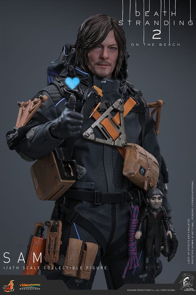 Sam death stranding 2: on the beach videogame masterpiece hot toys 1/6.  en death stranding 2: on the beach, el protagonista sam porter bridges se embarca en una misión a través de la australia postapocalíptica, trabajando para reconectar comunidades aisladas a través de la red chiral en medio de nuevas amenazas ambientales y desafíos de combate. Hot toys se complace en anunciar la figura coleccionable de sam a escala 1/6, que captura fielmente la apariencia de reedus en el juego. La figura de acción presenta una cabeza recién esculpida con ojos giratorios separados y un cabello castaño oscuro finamente detallado. Su traje de puente levadizo incorpora un efecto reflectante luminoso uv, complementado con un arnés utilitario de cuerpo completo, un esqueleto de batalla desmontable, armadura de espalda con escáner odradek y botas de transporte, todo ello desgastado para un realismo auténtico y desgastado. Equipado con nueve manos enguantadas, sam está listo para cualquier exhibición. Su arsenal incluye un strand, una pistola ametralladora, un rifle de asalto lw lv2 y un bumerán de sangre plegado que se puede acoplar a su arnés.