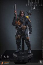 SAM DEATH STRANDING 2: ON THE BEACH VIDEOGAME MASTERPIECE HOT TOYS 1/6. En Death Stranding 2: On the Beach, el protagonista Sam Porter Bridges se embarca en una misión a través de la Australia postapocalíptica, trabajando para reconectar comunidades aisladas a través de la red Chiral en medio de nuevas amenazas ambientales y desafíos de combate. Hot Toys se complace en anunciar la figura coleccionable de Sam a escala 1/6, que captura fielmente la apariencia de Reedus en el juego. La figura de acción presenta una cabeza recién esculpida con ojos giratorios separados y un cabello castaño oscuro finamente detallado. Su traje de puente levadizo incorpora un efecto reflectante luminoso UV, complementado con un arnés utilitario de cuerpo completo, un esqueleto de batalla desmontable, armadura de espalda con escáner Odradek y botas de transporte, todo ello desgastado para un realismo auténtico y desgastado. Equipado con nueve manos enguantadas, Sam está listo para cualquier exhibición. Su arsenal incluye un Strand, una pistola ametralladora, un rifle de asalto LW Lv2 y un bumerán de sangre plegado que se puede acoplar a su arnés.