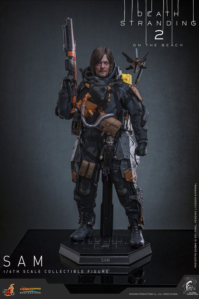 Sam death stranding 2: on the beach videogame masterpiece hot toys 1/6.  en death stranding 2: on the beach, el protagonista sam porter bridges se embarca en una misión a través de la australia postapocalíptica, trabajando para reconectar comunidades aisladas a través de la red chiral en medio de nuevas amenazas ambientales y desafíos de combate. Hot toys se complace en anunciar la figura coleccionable de sam a escala 1/6, que captura fielmente la apariencia de reedus en el juego. La figura de acción presenta una cabeza recién esculpida con ojos giratorios separados y un cabello castaño oscuro finamente detallado. Su traje de puente levadizo incorpora un efecto reflectante luminoso uv, complementado con un arnés utilitario de cuerpo completo, un esqueleto de batalla desmontable, armadura de espalda con escáner odradek y botas de transporte, todo ello desgastado para un realismo auténtico y desgastado. Equipado con nueve manos enguantadas, sam está listo para cualquier exhibición. Su arsenal incluye un strand, una pistola ametralladora, un rifle de asalto lw lv2 y un bumerán de sangre plegado que se puede acoplar a su arnés.