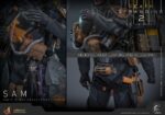 SAM DEATH STRANDING 2: ON THE BEACH VIDEOGAME MASTERPIECE HOT TOYS 1/6. En Death Stranding 2: On the Beach, el protagonista Sam Porter Bridges se embarca en una misión a través de la Australia postapocalíptica, trabajando para reconectar comunidades aisladas a través de la red Chiral en medio de nuevas amenazas ambientales y desafíos de combate. Hot Toys se complace en anunciar la figura coleccionable de Sam a escala 1/6, que captura fielmente la apariencia de Reedus en el juego. La figura de acción presenta una cabeza recién esculpida con ojos giratorios separados y un cabello castaño oscuro finamente detallado. Su traje de puente levadizo incorpora un efecto reflectante luminoso UV, complementado con un arnés utilitario de cuerpo completo, un esqueleto de batalla desmontable, armadura de espalda con escáner Odradek y botas de transporte, todo ello desgastado para un realismo auténtico y desgastado. Equipado con nueve manos enguantadas, Sam está listo para cualquier exhibición. Su arsenal incluye un Strand, una pistola ametralladora, un rifle de asalto LW Lv2 y un bumerán de sangre plegado que se puede acoplar a su arnés.