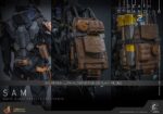 SAM DEATH STRANDING 2: ON THE BEACH VIDEOGAME MASTERPIECE HOT TOYS 1/6. En Death Stranding 2: On the Beach, el protagonista Sam Porter Bridges se embarca en una misión a través de la Australia postapocalíptica, trabajando para reconectar comunidades aisladas a través de la red Chiral en medio de nuevas amenazas ambientales y desafíos de combate. Hot Toys se complace en anunciar la figura coleccionable de Sam a escala 1/6, que captura fielmente la apariencia de Reedus en el juego. La figura de acción presenta una cabeza recién esculpida con ojos giratorios separados y un cabello castaño oscuro finamente detallado. Su traje de puente levadizo incorpora un efecto reflectante luminoso UV, complementado con un arnés utilitario de cuerpo completo, un esqueleto de batalla desmontable, armadura de espalda con escáner Odradek y botas de transporte, todo ello desgastado para un realismo auténtico y desgastado. Equipado con nueve manos enguantadas, Sam está listo para cualquier exhibición. Su arsenal incluye un Strand, una pistola ametralladora, un rifle de asalto LW Lv2 y un bumerán de sangre plegado que se puede acoplar a su arnés.