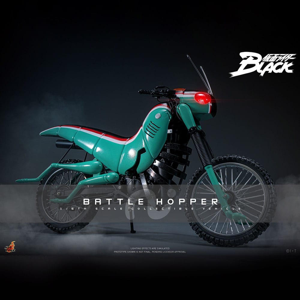 Battle hopper kamen rider black hot toys 1/6. En la clásica serie kamen rider black de 1987, battle hopper es más que una simple motocicleta: es un fiel compañero de kotaro minami. Creada por gorgom para los reyes del siglo, esta rider machine con temática de saltamontes ayuda a kotaro en su dramática huida del culto y lo apoya en innumerables batallas. Battle hopper posee la capacidad de autocurarse cuando recibe daño y puede enderezarse si es derribado. Con estas notables habilidades, se destacó como un fiel compañero de kotaro. Durante el enfrentamiento, battle hopper sufrió graves daños, lo que le valió una despedida heroica y consolidó su lugar como una verdadera leyenda. Hot toys se complace en presentar el vehículo coleccionable battle hopper a sexta escala, un fiel y detallado homenaje a esta icónica rider machine. Con aproximadamente 36 cm de largo, 14 cm de ancho y 21 cm de alto, el modelo exhibe características mecánicas auténticas, desde el motor, el chasis y el escape hasta las patas laterales. Battle hopper está finamente pintado en brillantes combinaciones de colores verde, rojo y blanco. El exterior, inspirado en un saltamontes, incluye largas antenas, patas de saltamontes y faros con luz roja led que imita los ojos. Características como la suspensión trasera de resortes y las ruedas giratorias con neumáticos resistentes al polvo demuestran una artesanía experta.  