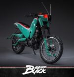 BATTLE HOPPER KAMEN RIDER BLACK HOT TOYS 1/6. En la clásica serie Kamen Rider Black de 1987, Battle Hopper es más que una simple motocicleta: es un fiel compañero de Kotaro Minami. Creada por Gorgom para los Reyes del Siglo, esta Rider Machine con temática de saltamontes ayuda a Kotaro en su dramática huida del culto y lo apoya en innumerables batallas. Battle Hopper posee la capacidad de autocurarse cuando recibe daño y puede enderezarse si es derribado. Con estas notables habilidades, se destacó como un fiel compañero de Kotaro. Durante el enfrentamiento, Battle Hopper sufrió graves daños, lo que le valió una despedida heroica y consolidó su lugar como una verdadera leyenda. Hot Toys se complace en presentar el vehículo coleccionable Battle Hopper a sexta escala, un fiel y detallado homenaje a esta icónica Rider Machine. Con aproximadamente 36 cm de largo, 14 cm de ancho y 21 cm de alto, el modelo exhibe características mecánicas auténticas, desde el motor, el chasis y el escape hasta las patas laterales. Battle Hopper está finamente pintado en brillantes combinaciones de colores verde, rojo y blanco. El exterior, inspirado en un saltamontes, incluye largas antenas, patas de saltamontes y faros con luz roja LED que imita los ojos. Características como la suspensión trasera de resortes y las ruedas giratorias con neumáticos resistentes al polvo demuestran una artesanía experta. 