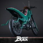 BATTLE HOPPER KAMEN RIDER BLACK HOT TOYS 1/6. En la clásica serie Kamen Rider Black de 1987, Battle Hopper es más que una simple motocicleta: es un fiel compañero de Kotaro Minami. Creada por Gorgom para los Reyes del Siglo, esta Rider Machine con temática de saltamontes ayuda a Kotaro en su dramática huida del culto y lo apoya en innumerables batallas. Battle Hopper posee la capacidad de autocurarse cuando recibe daño y puede enderezarse si es derribado. Con estas notables habilidades, se destacó como un fiel compañero de Kotaro. Durante el enfrentamiento, Battle Hopper sufrió graves daños, lo que le valió una despedida heroica y consolidó su lugar como una verdadera leyenda. Hot Toys se complace en presentar el vehículo coleccionable Battle Hopper a sexta escala, un fiel y detallado homenaje a esta icónica Rider Machine. Con aproximadamente 36 cm de largo, 14 cm de ancho y 21 cm de alto, el modelo exhibe características mecánicas auténticas, desde el motor, el chasis y el escape hasta las patas laterales. Battle Hopper está finamente pintado en brillantes combinaciones de colores verde, rojo y blanco. El exterior, inspirado en un saltamontes, incluye largas antenas, patas de saltamontes y faros con luz roja LED que imita los ojos. Características como la suspensión trasera de resortes y las ruedas giratorias con neumáticos resistentes al polvo demuestran una artesanía experta. 