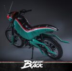 BATTLE HOPPER KAMEN RIDER BLACK HOT TOYS 1/6. En la clásica serie Kamen Rider Black de 1987, Battle Hopper es más que una simple motocicleta: es un fiel compañero de Kotaro Minami. Creada por Gorgom para los Reyes del Siglo, esta Rider Machine con temática de saltamontes ayuda a Kotaro en su dramática huida del culto y lo apoya en innumerables batallas. Battle Hopper posee la capacidad de autocurarse cuando recibe daño y puede enderezarse si es derribado. Con estas notables habilidades, se destacó como un fiel compañero de Kotaro. Durante el enfrentamiento, Battle Hopper sufrió graves daños, lo que le valió una despedida heroica y consolidó su lugar como una verdadera leyenda. Hot Toys se complace en presentar el vehículo coleccionable Battle Hopper a sexta escala, un fiel y detallado homenaje a esta icónica Rider Machine. Con aproximadamente 36 cm de largo, 14 cm de ancho y 21 cm de alto, el modelo exhibe características mecánicas auténticas, desde el motor, el chasis y el escape hasta las patas laterales. Battle Hopper está finamente pintado en brillantes combinaciones de colores verde, rojo y blanco. El exterior, inspirado en un saltamontes, incluye largas antenas, patas de saltamontes y faros con luz roja LED que imita los ojos. Características como la suspensión trasera de resortes y las ruedas giratorias con neumáticos resistentes al polvo demuestran una artesanía experta. 