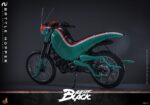 BATTLE HOPPER KAMEN RIDER BLACK HOT TOYS 1/6. En la clásica serie Kamen Rider Black de 1987, Battle Hopper es más que una simple motocicleta: es un fiel compañero de Kotaro Minami. Creada por Gorgom para los Reyes del Siglo, esta Rider Machine con temática de saltamontes ayuda a Kotaro en su dramática huida del culto y lo apoya en innumerables batallas. Battle Hopper posee la capacidad de autocurarse cuando recibe daño y puede enderezarse si es derribado. Con estas notables habilidades, se destacó como un fiel compañero de Kotaro. Durante el enfrentamiento, Battle Hopper sufrió graves daños, lo que le valió una despedida heroica y consolidó su lugar como una verdadera leyenda. Hot Toys se complace en presentar el vehículo coleccionable Battle Hopper a sexta escala, un fiel y detallado homenaje a esta icónica Rider Machine. Con aproximadamente 36 cm de largo, 14 cm de ancho y 21 cm de alto, el modelo exhibe características mecánicas auténticas, desde el motor, el chasis y el escape hasta las patas laterales. Battle Hopper está finamente pintado en brillantes combinaciones de colores verde, rojo y blanco. El exterior, inspirado en un saltamontes, incluye largas antenas, patas de saltamontes y faros con luz roja LED que imita los ojos. Características como la suspensión trasera de resortes y las ruedas giratorias con neumáticos resistentes al polvo demuestran una artesanía experta. 