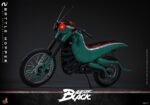 BATTLE HOPPER KAMEN RIDER BLACK HOT TOYS 1/6. En la clásica serie Kamen Rider Black de 1987, Battle Hopper es más que una simple motocicleta: es un fiel compañero de Kotaro Minami. Creada por Gorgom para los Reyes del Siglo, esta Rider Machine con temática de saltamontes ayuda a Kotaro en su dramática huida del culto y lo apoya en innumerables batallas. Battle Hopper posee la capacidad de autocurarse cuando recibe daño y puede enderezarse si es derribado. Con estas notables habilidades, se destacó como un fiel compañero de Kotaro. Durante el enfrentamiento, Battle Hopper sufrió graves daños, lo que le valió una despedida heroica y consolidó su lugar como una verdadera leyenda. Hot Toys se complace en presentar el vehículo coleccionable Battle Hopper a sexta escala, un fiel y detallado homenaje a esta icónica Rider Machine. Con aproximadamente 36 cm de largo, 14 cm de ancho y 21 cm de alto, el modelo exhibe características mecánicas auténticas, desde el motor, el chasis y el escape hasta las patas laterales. Battle Hopper está finamente pintado en brillantes combinaciones de colores verde, rojo y blanco. El exterior, inspirado en un saltamontes, incluye largas antenas, patas de saltamontes y faros con luz roja LED que imita los ojos. Características como la suspensión trasera de resortes y las ruedas giratorias con neumáticos resistentes al polvo demuestran una artesanía experta. 