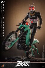 BATTLE HOPPER KAMEN RIDER BLACK HOT TOYS 1/6. En la clásica serie Kamen Rider Black de 1987, Battle Hopper es más que una simple motocicleta: es un fiel compañero de Kotaro Minami. Creada por Gorgom para los Reyes del Siglo, esta Rider Machine con temática de saltamontes ayuda a Kotaro en su dramática huida del culto y lo apoya en innumerables batallas. Battle Hopper posee la capacidad de autocurarse cuando recibe daño y puede enderezarse si es derribado. Con estas notables habilidades, se destacó como un fiel compañero de Kotaro. Durante el enfrentamiento, Battle Hopper sufrió graves daños, lo que le valió una despedida heroica y consolidó su lugar como una verdadera leyenda. Hot Toys se complace en presentar el vehículo coleccionable Battle Hopper a sexta escala, un fiel y detallado homenaje a esta icónica Rider Machine. Con aproximadamente 36 cm de largo, 14 cm de ancho y 21 cm de alto, el modelo exhibe características mecánicas auténticas, desde el motor, el chasis y el escape hasta las patas laterales. Battle Hopper está finamente pintado en brillantes combinaciones de colores verde, rojo y blanco. El exterior, inspirado en un saltamontes, incluye largas antenas, patas de saltamontes y faros con luz roja LED que imita los ojos. Características como la suspensión trasera de resortes y las ruedas giratorias con neumáticos resistentes al polvo demuestran una artesanía experta. 