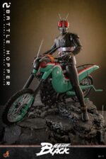 BATTLE HOPPER KAMEN RIDER BLACK HOT TOYS 1/6. En la clásica serie Kamen Rider Black de 1987, Battle Hopper es más que una simple motocicleta: es un fiel compañero de Kotaro Minami. Creada por Gorgom para los Reyes del Siglo, esta Rider Machine con temática de saltamontes ayuda a Kotaro en su dramática huida del culto y lo apoya en innumerables batallas. Battle Hopper posee la capacidad de autocurarse cuando recibe daño y puede enderezarse si es derribado. Con estas notables habilidades, se destacó como un fiel compañero de Kotaro. Durante el enfrentamiento, Battle Hopper sufrió graves daños, lo que le valió una despedida heroica y consolidó su lugar como una verdadera leyenda. Hot Toys se complace en presentar el vehículo coleccionable Battle Hopper a sexta escala, un fiel y detallado homenaje a esta icónica Rider Machine. Con aproximadamente 36 cm de largo, 14 cm de ancho y 21 cm de alto, el modelo exhibe características mecánicas auténticas, desde el motor, el chasis y el escape hasta las patas laterales. Battle Hopper está finamente pintado en brillantes combinaciones de colores verde, rojo y blanco. El exterior, inspirado en un saltamontes, incluye largas antenas, patas de saltamontes y faros con luz roja LED que imita los ojos. Características como la suspensión trasera de resortes y las ruedas giratorias con neumáticos resistentes al polvo demuestran una artesanía experta. 