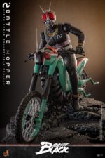 BATTLE HOPPER KAMEN RIDER BLACK HOT TOYS 1/6. En la clásica serie Kamen Rider Black de 1987, Battle Hopper es más que una simple motocicleta: es un fiel compañero de Kotaro Minami. Creada por Gorgom para los Reyes del Siglo, esta Rider Machine con temática de saltamontes ayuda a Kotaro en su dramática huida del culto y lo apoya en innumerables batallas. Battle Hopper posee la capacidad de autocurarse cuando recibe daño y puede enderezarse si es derribado. Con estas notables habilidades, se destacó como un fiel compañero de Kotaro. Durante el enfrentamiento, Battle Hopper sufrió graves daños, lo que le valió una despedida heroica y consolidó su lugar como una verdadera leyenda. Hot Toys se complace en presentar el vehículo coleccionable Battle Hopper a sexta escala, un fiel y detallado homenaje a esta icónica Rider Machine. Con aproximadamente 36 cm de largo, 14 cm de ancho y 21 cm de alto, el modelo exhibe características mecánicas auténticas, desde el motor, el chasis y el escape hasta las patas laterales. Battle Hopper está finamente pintado en brillantes combinaciones de colores verde, rojo y blanco. El exterior, inspirado en un saltamontes, incluye largas antenas, patas de saltamontes y faros con luz roja LED que imita los ojos. Características como la suspensión trasera de resortes y las ruedas giratorias con neumáticos resistentes al polvo demuestran una artesanía experta. 
