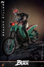 BATTLE HOPPER KAMEN RIDER BLACK HOT TOYS 1/6. En la clásica serie Kamen Rider Black de 1987, Battle Hopper es más que una simple motocicleta: es un fiel compañero de Kotaro Minami. Creada por Gorgom para los Reyes del Siglo, esta Rider Machine con temática de saltamontes ayuda a Kotaro en su dramática huida del culto y lo apoya en innumerables batallas. Battle Hopper posee la capacidad de autocurarse cuando recibe daño y puede enderezarse si es derribado. Con estas notables habilidades, se destacó como un fiel compañero de Kotaro. Durante el enfrentamiento, Battle Hopper sufrió graves daños, lo que le valió una despedida heroica y consolidó su lugar como una verdadera leyenda. Hot Toys se complace en presentar el vehículo coleccionable Battle Hopper a sexta escala, un fiel y detallado homenaje a esta icónica Rider Machine. Con aproximadamente 36 cm de largo, 14 cm de ancho y 21 cm de alto, el modelo exhibe características mecánicas auténticas, desde el motor, el chasis y el escape hasta las patas laterales. Battle Hopper está finamente pintado en brillantes combinaciones de colores verde, rojo y blanco. El exterior, inspirado en un saltamontes, incluye largas antenas, patas de saltamontes y faros con luz roja LED que imita los ojos. Características como la suspensión trasera de resortes y las ruedas giratorias con neumáticos resistentes al polvo demuestran una artesanía experta. 